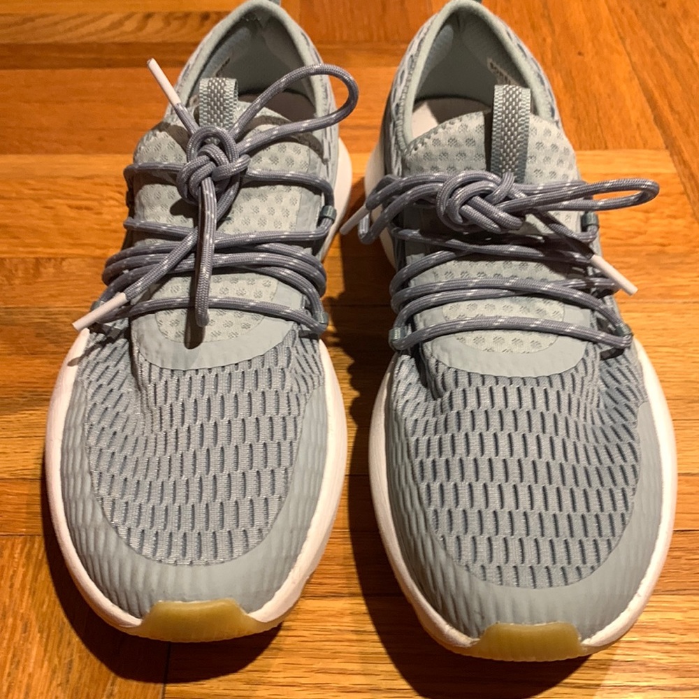 Like new, Sorel Kinetic Impact size 9 sneakers